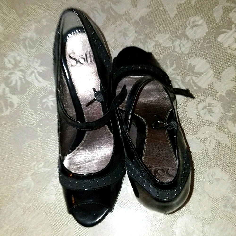 Soffits open to black shoes
